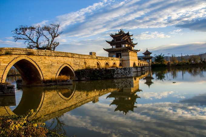 建水古城-朱家花园-团山民居-弥勒-石林-澄江3天高品游